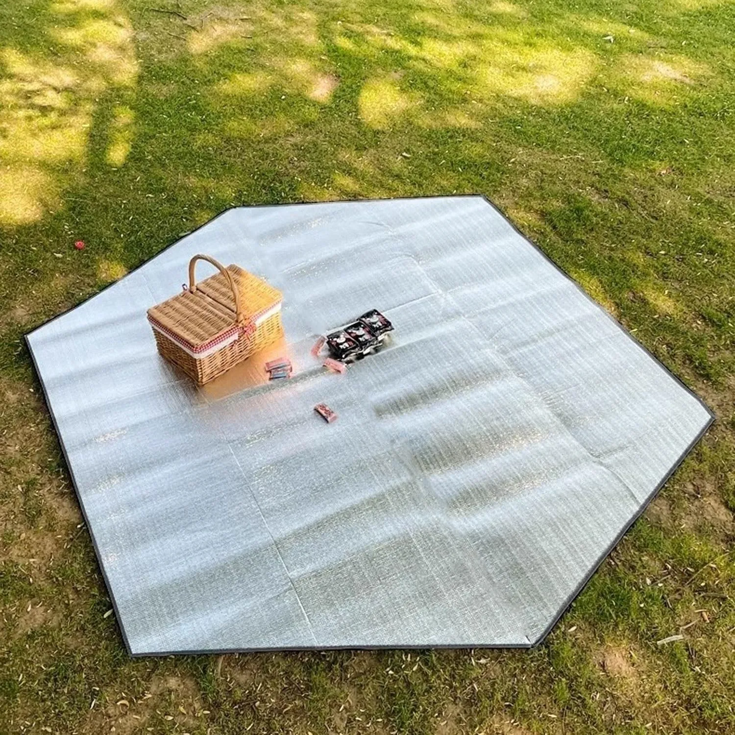 Aluminum Foil Hexagon Camping Mat Foam Foil Blanket for Camping Foam Pad Insulating Foil Mat Sleeping Tent Pad Thermal Aluminum Camping mat for Reflecting Heat with Carrying Bag